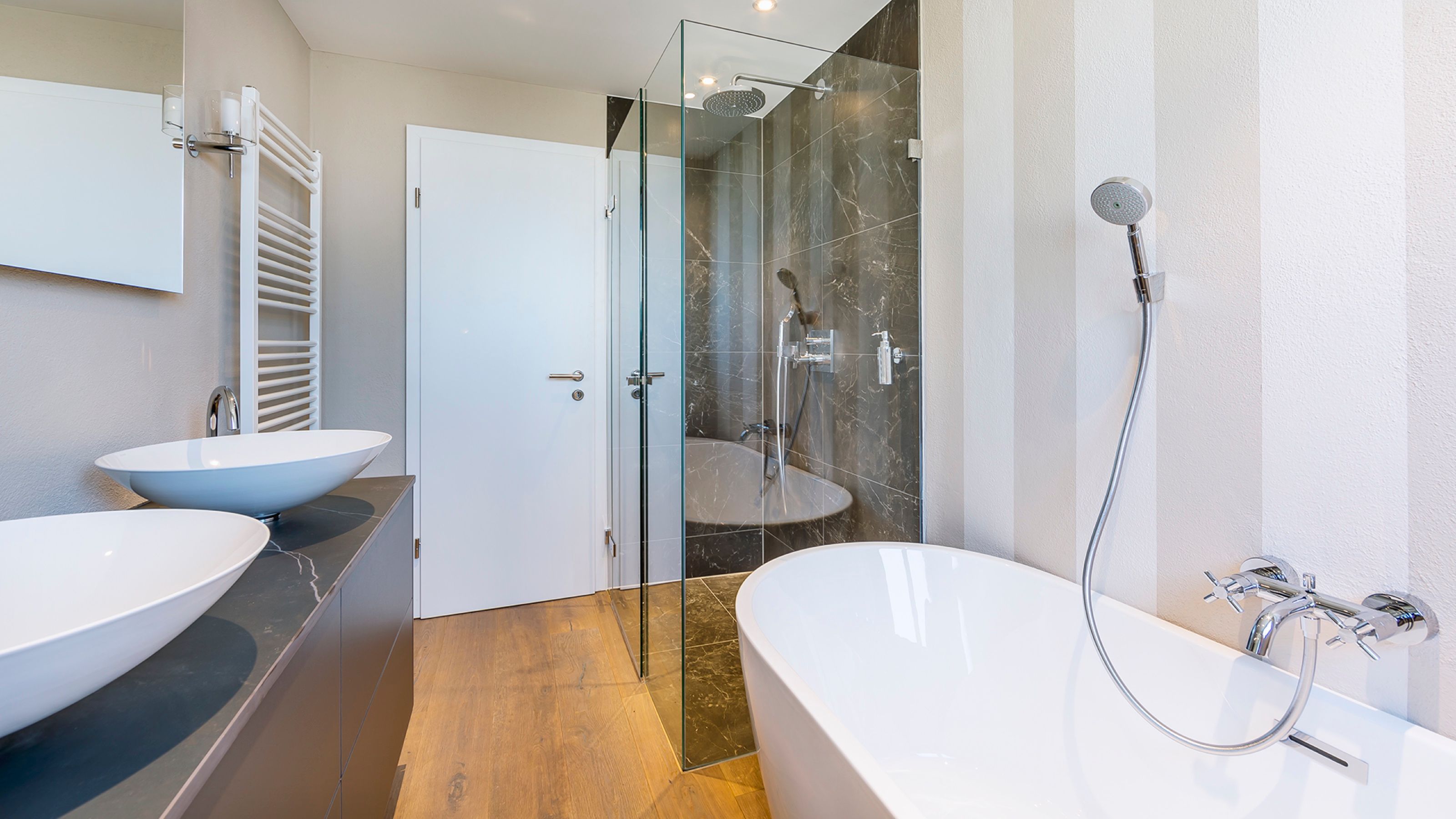 Bad mit freistehender Wanne, Glasdusche und Aufsatzbecken